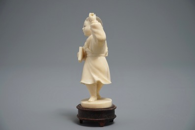 Een Chinese ivoren figuur van een meisje, 1e helft 20e eeuw
