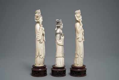 十九世纪下半叶    人物牙雕带木底    三件