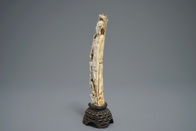 Une figure d'une immortelle entour&eacute;e d'animaux mythiques en ivoire sculpt&eacute;, Chine, 19&egrave;me