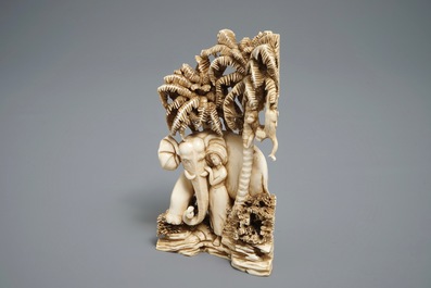 Un groupe en ivoire sculpt&eacute; figurant une femme aupr&egrave;s d'un &eacute;l&eacute;phant, 1&egrave;re moiti&eacute; du 20&egrave;me