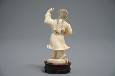 Een Chinese ivoren figuur van een meisje, 1e helft 20e eeuw