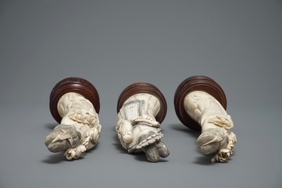 Trois figures de femmes en ivoire sculpt&eacute; sur socles en bois, Chine, 2&egrave;me moiti&eacute; du 19&egrave;me