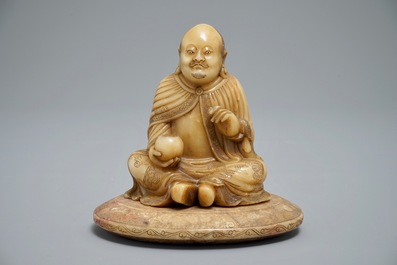 Une figure d'un homme assis sur socla &agrave; inscription en pierre de savon de Shoushan sculpt&eacute;, Chine, 19/20&egrave;me