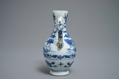 Une verseuse en porcelaine de Chine bleu et blanc &agrave; d&eacute;cor d'un paysage, &eacute;poque Transition