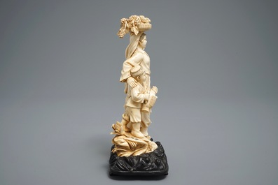 Un groupe en ivoire sculpt&eacute; figurant une femme et son fils, 1&egrave;re moiti&eacute; du 20&egrave;me