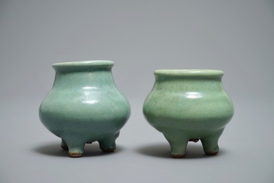 Twee Chinese monochrome celadon wierookbranders, 19/20e eeuw