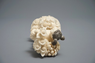 Une figure d'une fille avec une pioche en ivoire sculpt&eacute;, Chine, 1&egrave;re moiti&eacute; du 20&egrave;me