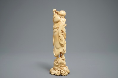 Une figure de Li Tieguai en ivoire sculpt&eacute;, Chine, 18/19&egrave;me