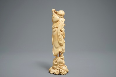 A fine Chinese carved ivory figure of Li Tieguai, 18/19th C.