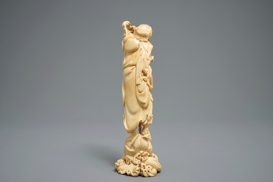 A fine Chinese carved ivory figure of Li Tieguai, 18/19th C.