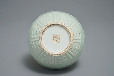 Un vase de forme bouteille en porcelaine de Chine c&eacute;ladon &agrave; d&eacute;cor en relief, marque de Qianlong, 19/20&egrave;me