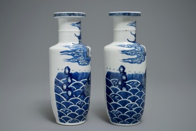 Une paire de vases de forme rouleau en porcelaine de Chine bleu et blanc, marque de Kangxi, 19&egrave;me