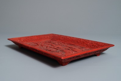 Een rechthoekige Chinese schaal in rood lakwerk met decor van figuren in een landschap, 18/19e eeuw