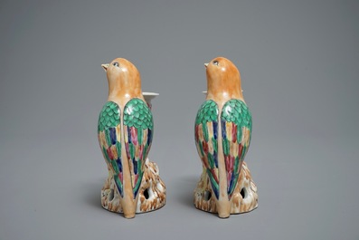 Une paire de bougeoirs en forme d'oiseaux en porcelaine de Chine famille rose, Jiaqing