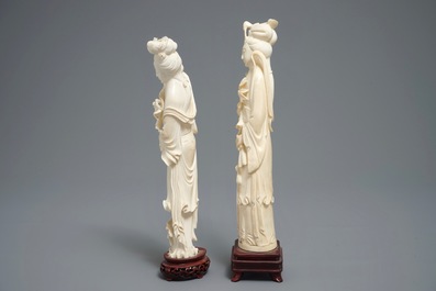 Deux figures de femmes en ivoire sculpt&eacute; sur socles en bois, Chine, 1&egrave;re moiti&eacute; du 20&egrave;me