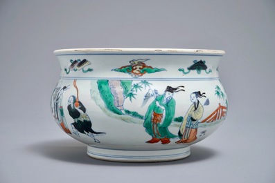 Een Chinese doucai wierookbrander met figuren in een landschap, Chenghua merk, Kangxi