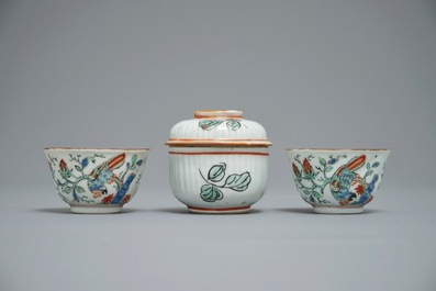 Une paire de tasses et soucoupes et un pochon couvert en porcelaine de Chine de type Amsterdams Bont, Qianlong