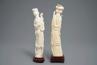 Deux figures de femmes en ivoire sculpt&eacute; sur socles en bois, Chine, 1&egrave;re moiti&eacute; du 20&egrave;me