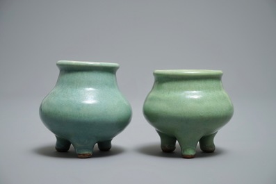 Twee Chinese monochrome celadon wierookbranders, 19/20e eeuw