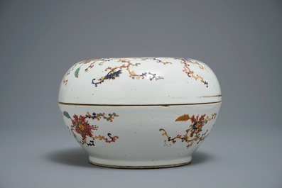 A Chinese famille rose box and cover with floral design, Zhou Shunxing mark, 19/20th C.