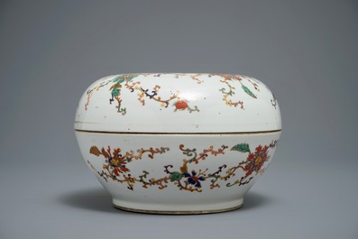 Une bo&icirc;te couverte en porcelaine de Chine famille rose, marque de Zhou Shunxing, 19/20&egrave;me
