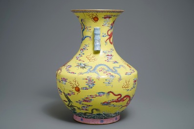 Un vase de forme hu en porcelaine de Chine famille rose &agrave; fond jaune, marque de Qianlong, 20&egrave;me