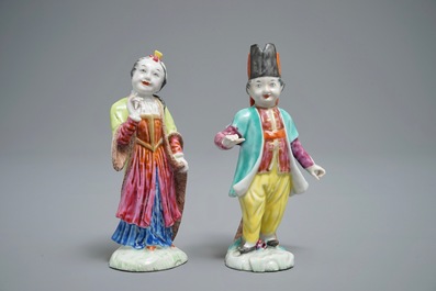 Een paar Chinese Meissen-stijl famille rose figuren in Turkse klederdracht, Qianlong