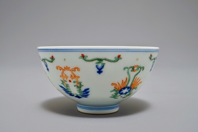 Un bol en porcelaine de Chine doucai, R&eacute;publique, 20&egrave;me