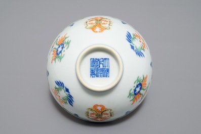 Un bol en porcelaine de Chine doucai, R&eacute;publique, 20&egrave;me