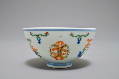 Un bol en porcelaine de Chine doucai, R&eacute;publique, 20&egrave;me