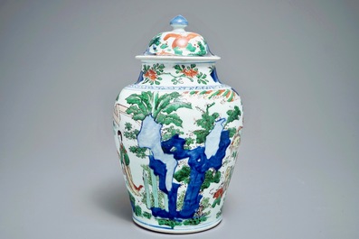 Un vase couvert en porcelaine de Chine wucai &agrave; d&eacute;cor de figures dans un paysage, &eacute;poque Transition