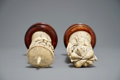 Une paire de figures en ivoire sculpt&eacute; de l'emp&eacute;reur et sa femme, Chine, 2&egrave;me moiti&eacute; du 19&egrave;me