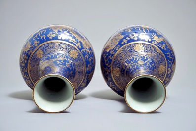 Een paar Chinese monochroom blauwe vazen met verguld drakendecor, 19e eeuw