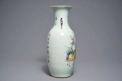 Un grand vase en porcelaine de Chine famille rose aux figures dans un jardin, 19/20&egrave;me