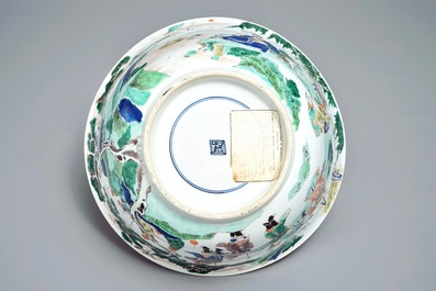 Un grand bol en porcelaine de Chine famille verte aux figures dans un paysage, Kangxi