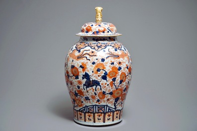 Een grote Chinese Imari-stijl dekselvaas met feniksen en qilins, Kangxi