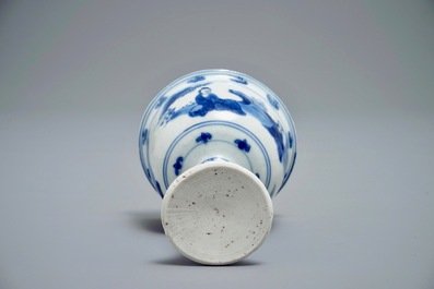 Un bol sur piedouche en porcelaine de Chine bleu et blanc, Chongzhen