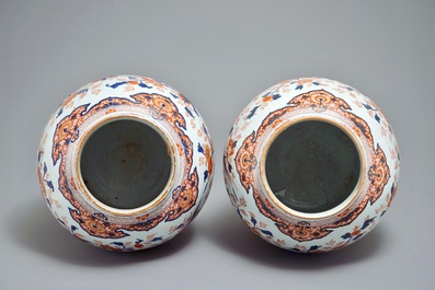 Une paire de tr&egrave;s grands vases couverts en porcelaine de Chine de style Imari aux faisans, Kangxi
