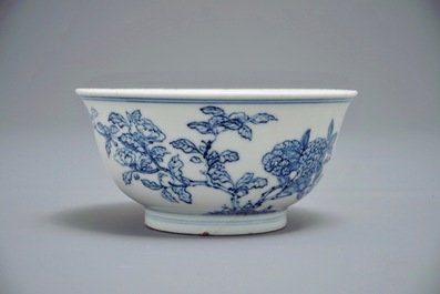 Un bol en porcelaine de Chine bleu et blanc &agrave; d&eacute;cor de fleurs et papillons, marque et &eacute;poque de Yongzheng