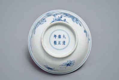 Un bol en porcelaine de Chine bleu et blanc &agrave; d&eacute;cor de fleurs et papillons, marque et &eacute;poque de Yongzheng