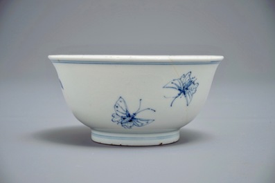 Un bol en porcelaine de Chine bleu et blanc &agrave; d&eacute;cor de fleurs et papillons, marque et &eacute;poque de Yongzheng