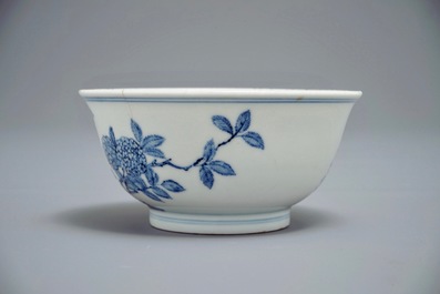 Een Chinese blauwwitte kom met vlinders en bloesems, Yongzheng merk en periode