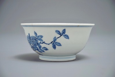 Un bol en porcelaine de Chine bleu et blanc &agrave; d&eacute;cor de fleurs et papillons, marque et &eacute;poque de Yongzheng