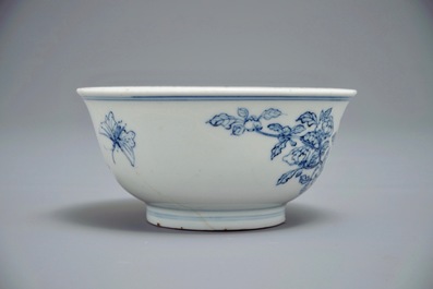 Un bol en porcelaine de Chine bleu et blanc &agrave; d&eacute;cor de fleurs et papillons, marque et &eacute;poque de Yongzheng