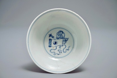 Un bol en porcelaine de Chine bleu et blanc &agrave; d&eacute;cor de fleurs et papillons, marque et &eacute;poque de Yongzheng