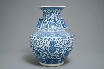 Een Chinese blauwwitte hu vaas met lotusslingers, 19e eeuw