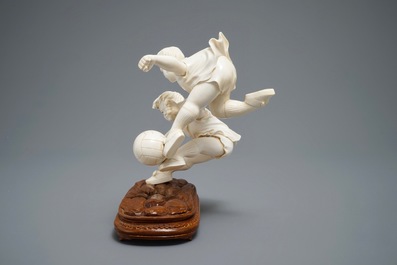 Un groupe en ivoire sculpt&eacute; figurant deux footballeurs, Chine, 1&egrave;re moiti&eacute; du 20&egrave;me