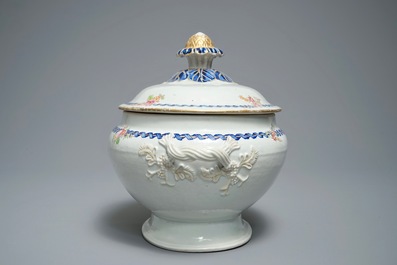 A Chinese export porcelain 'Mysterious urn' tureen and cover on stand, Qianlong/Jiaqing