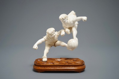 20世纪上半叶 牙雕摆件踢足球的人