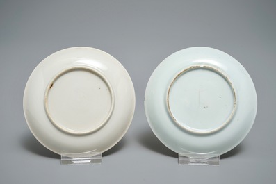 Une paire de tasses et soucoupes en porcelaine de Chine famille rose, Yongzheng/Qianlong